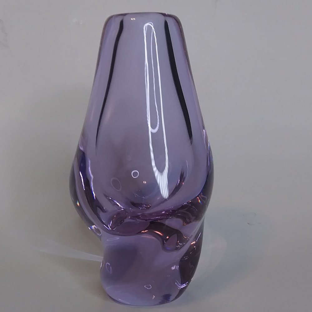 Magical Neodymium Alexandrite glass Bud Vase absolutely stunning Vintage - Picture 3 of 15